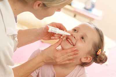 045e85bd4440fdf8ca054be924263a6b 1 - Какие применять спреи для носа: назальные антибиотики от насморка и заложенности для детей, их свойства
