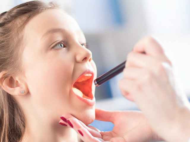 2226e5553dfecb80ca799836b8a88b5f 1 - Красное горло у ребенка: как определить болезнь и чем ее лечить