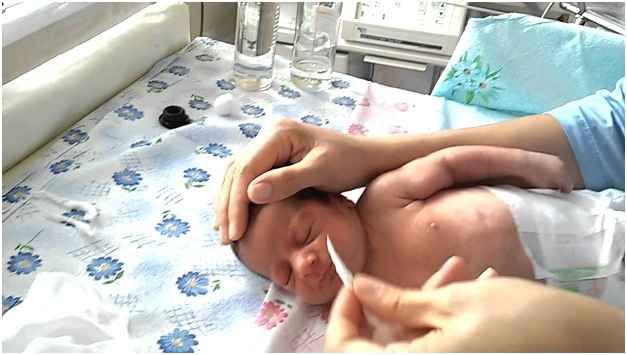570d59ee0c83e04b859a43e6dd9007fe 1 - Чем прочистить носик у новорожденного: причины появления слизи, как можно почистить нос грудничка от козявок