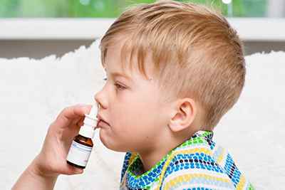 5be997259afcd2ebe7a72ed9476fc1e0 1 - Какие применять спреи для носа: назальные антибиотики от насморка и заложенности для детей, их свойства