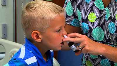 6138507357f79443c81cd211de059e83 1 - Какие применять спреи для носа: назальные антибиотики от насморка и заложенности для детей, их свойства