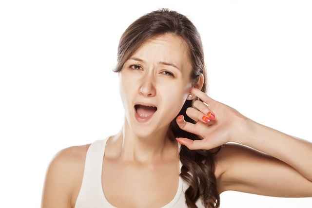 818bb9140ea98dff2110c1c5f0da5577 1 - Почему закладывает уши: причины и симптомы заложенности ушей, способы лечения в домашних условиях