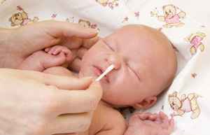 84cc84888a2ce45fe35ef03d83218f44 1 - Чем прочистить носик у новорожденного: причины появления слизи, как можно почистить нос грудничка от козявок