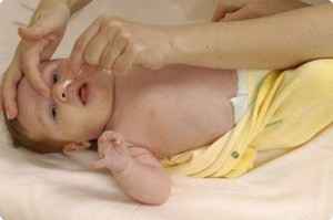 af6ebd5c0104022b86b3bbc26252bb07 1 - Чем прочистить носик у новорожденного: причины появления слизи, как можно почистить нос грудничка от козявок