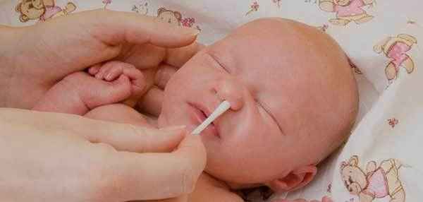 ec8706f89fd014f9bb2f8efe25463351 1 - Чем прочистить носик у новорожденного: причины появления слизи, как можно почистить нос грудничка от козявок