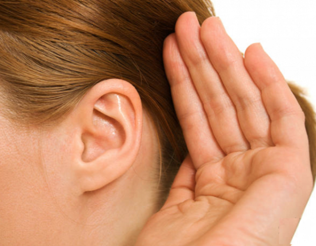 ee7349eac68f8ab9c0903f26533f5032 1 - Почему закладывает уши: причины и симптомы заложенности ушей, способы лечения в домашних условиях