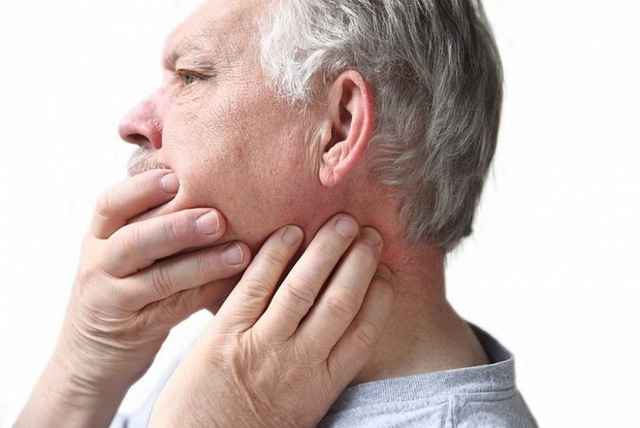 f160da0f8b0cacd157693228d95d1f02 1 - Чем полоскать больное горло: почему оно может болеть, растворы для полоскания и полезные советы