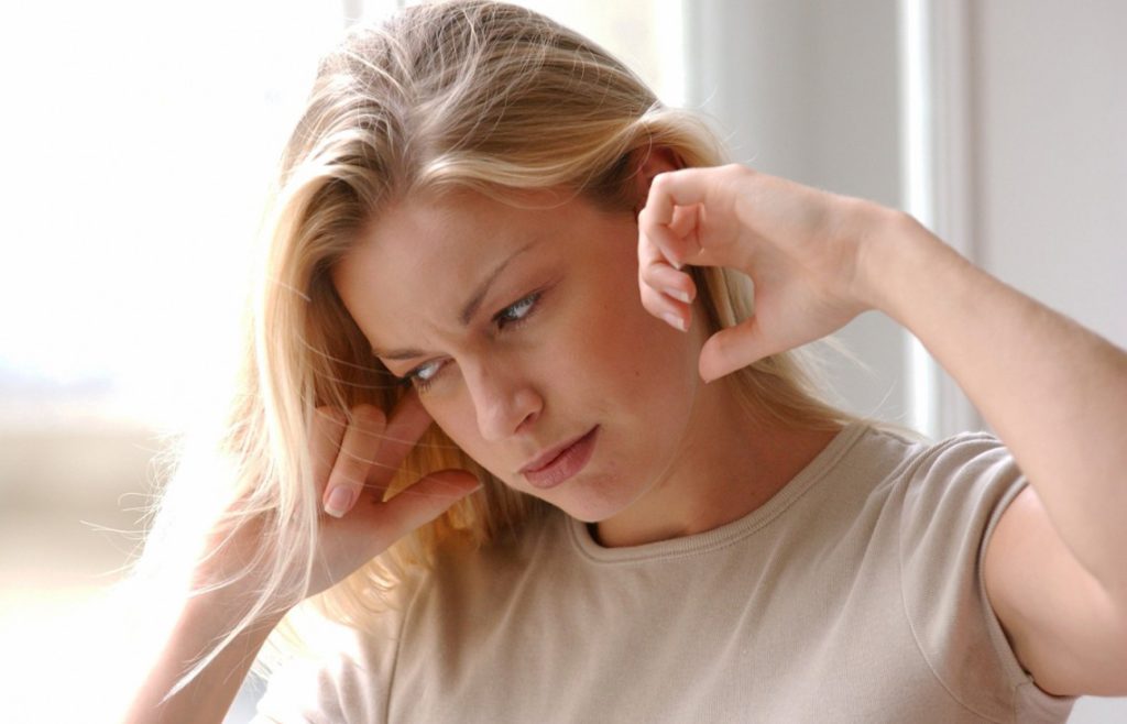 chtodelatesliposlegrippazalozhilouxochem 678A9923 - Осложнения на уши у взрослых после отита, гриппа или простуды: что делать, как лечить