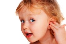 kaklechitgnoyniyotitudetey A823B9DC - Гнойный отит у ребенка (40 фото): симптомы, признаки и лечение острого гнойного отита и среднего уха в домашних условиях у новорожденного