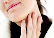 odnostoronnyayabolvgorlepriglotaniiprich F8B5FB1E - Какие применять спреи для носа: назальные антибиотики от насморка и заложенности для детей, их свойства