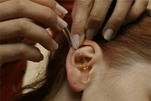otitprichinisimptomichtodelatkaklechitot 7C30BA54 - Ушные капли при отите: какие лучше капли в уши при отите для детей и взрослых