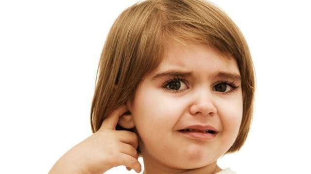 posledstviyazabolevaniyuxarebenokploxosl 673550F7 - Как снять заложенность уха после отита? Что делать, если ухо не слышит после отита?
