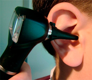 posleotitaploxoslishituxochtodelatmobiln 65BC7090 - Как снять заложенность уха после отита? Что делать, если ухо не слышит после отита?